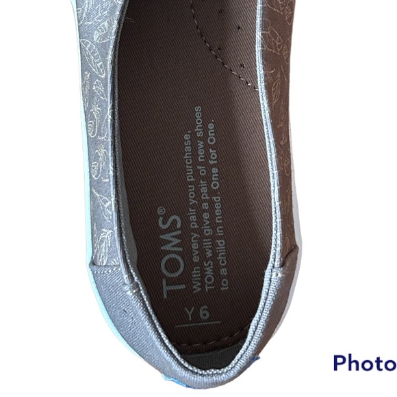 NWOT Kids TOMS Desert Taupe Foil Feathers size 6 - Picture 3 of 4